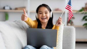 dziewczynka z flagą ameryki z laptopem