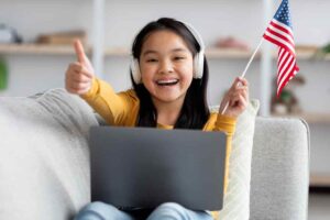 dziewczynka z flagą ameryki z laptopem
