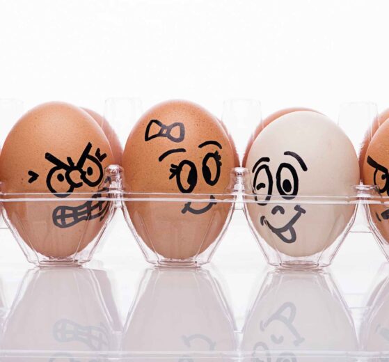 jajka z narysowanymi wyrazami twarzy człowieka