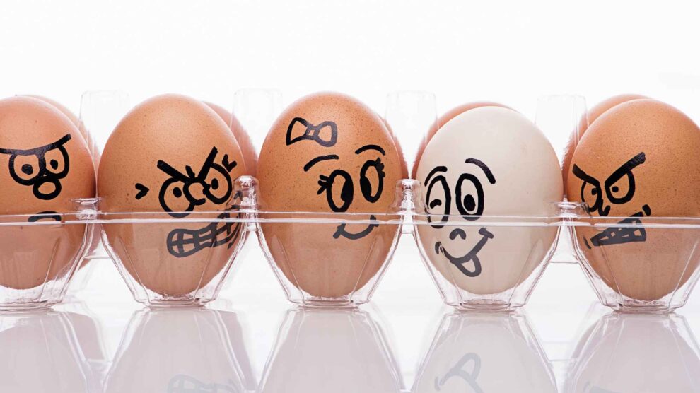 jajka z narysowanymi wyrazami twarzy człowieka